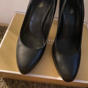 Black gorgeous Micheal Kors pumps ✨